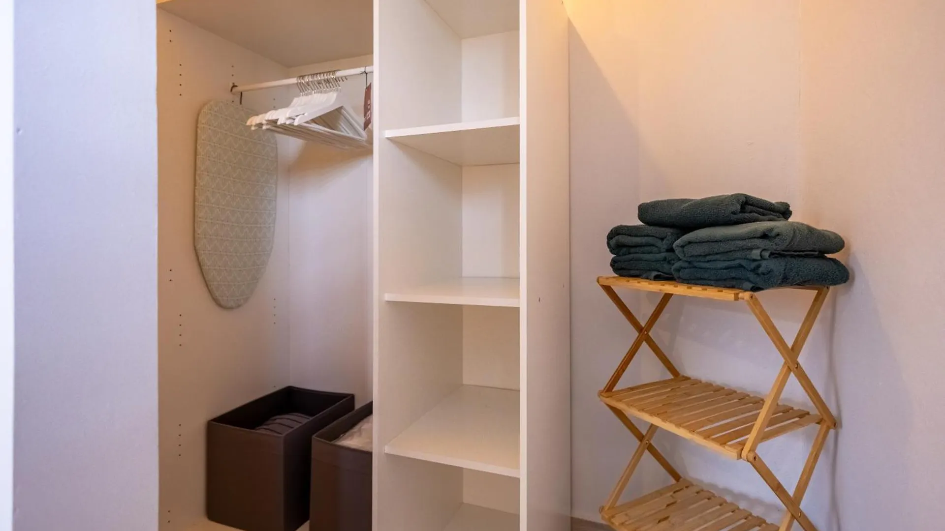 Av Curacao - Centrally Located Spacious Apartment 威廉斯塔德